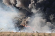Черное облако от горящих отходов уже несколько часов сносит на Нижнекамск
